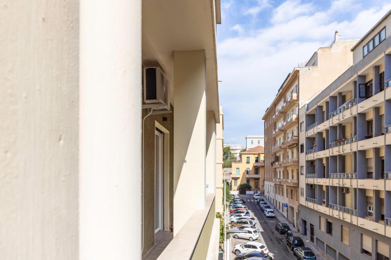 Quarzo. Modern Rooms Cagliari Bagian luar foto